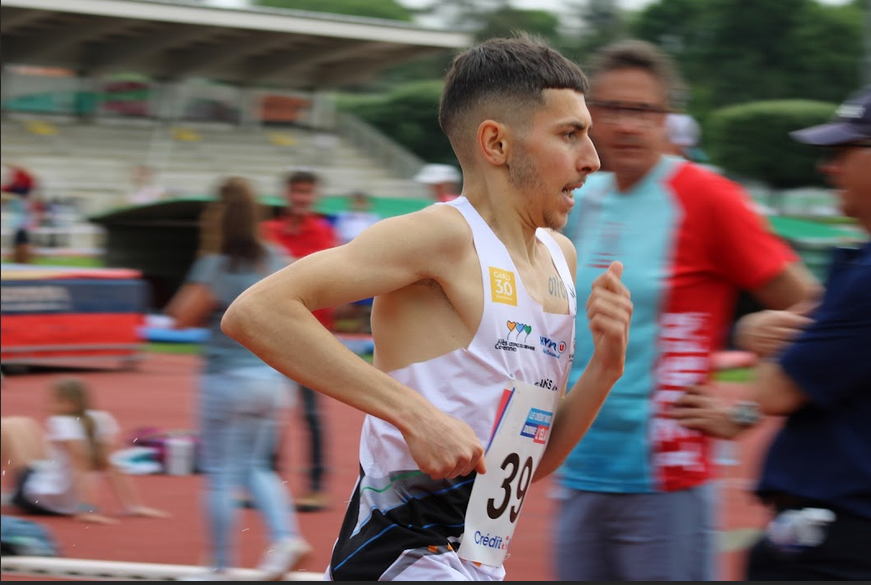 Ludovic Delpuech sur 5000 m piste, dossard 39
