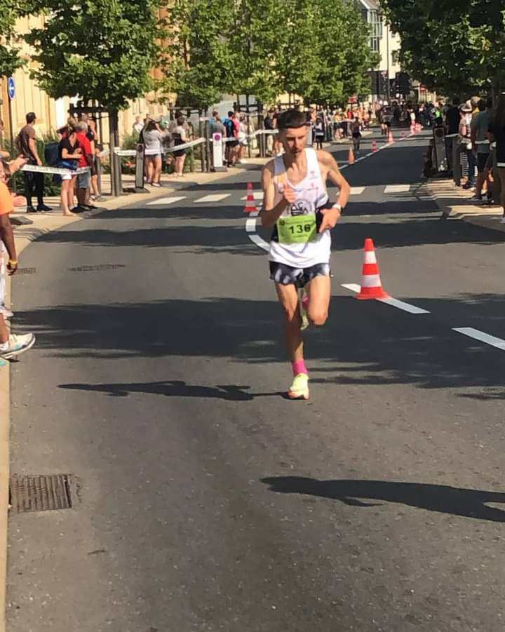 Ludovic Delpuech à l'arrivée d'une course sur route, dossard 136