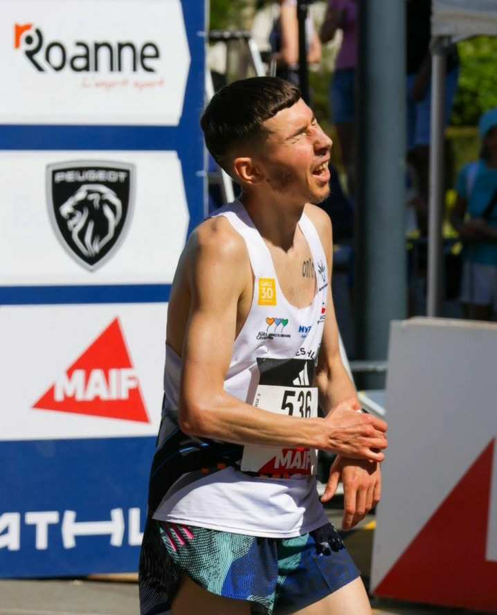 Ludovic Delpuech à l'arrivée du marathon de Roanne, dossard 536