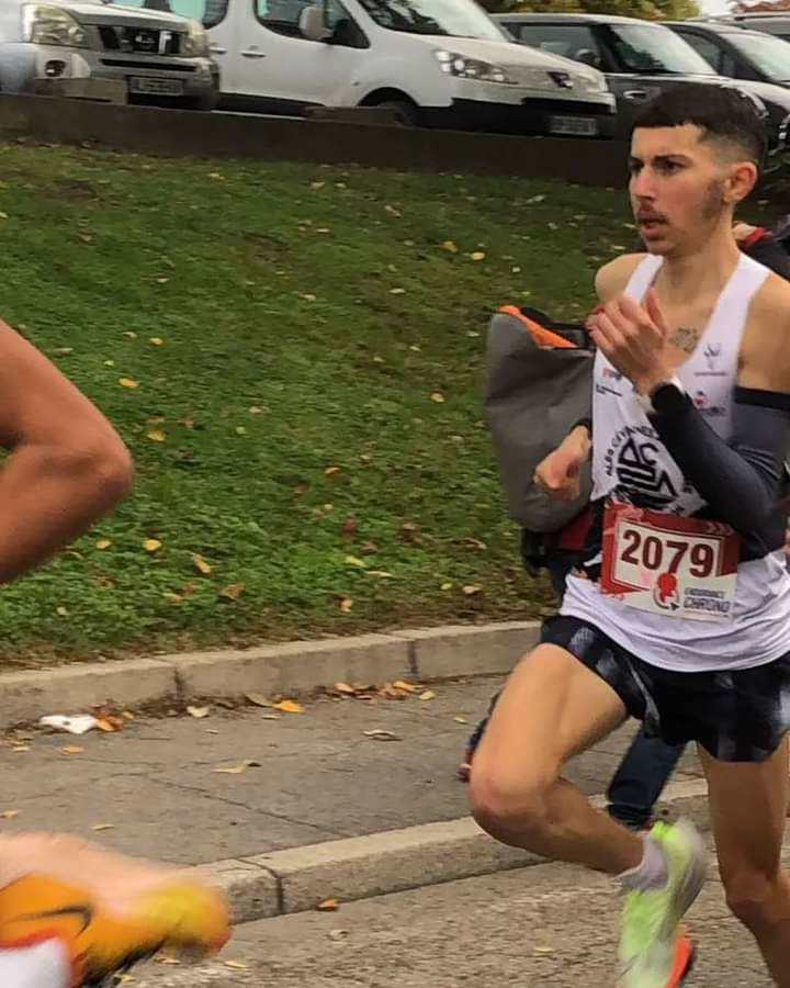 Ludovic Delpuech en course sur route en automne, dossard 2079