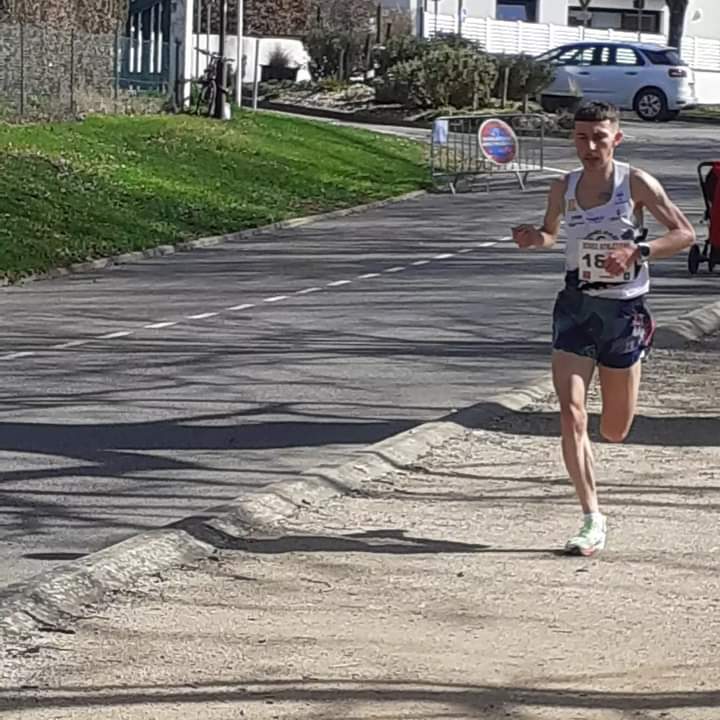 Ludovic Delpuech en course sur route, hiver ensoleillé