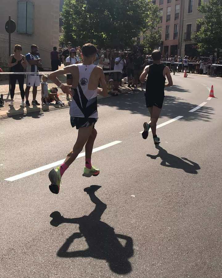 Ludovic Delpuech en course en ville, chaussettes roses