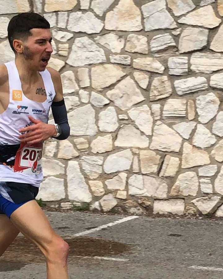 Ludovic Delpuech à l'effort le long d'un mur en pierres des Cévennes