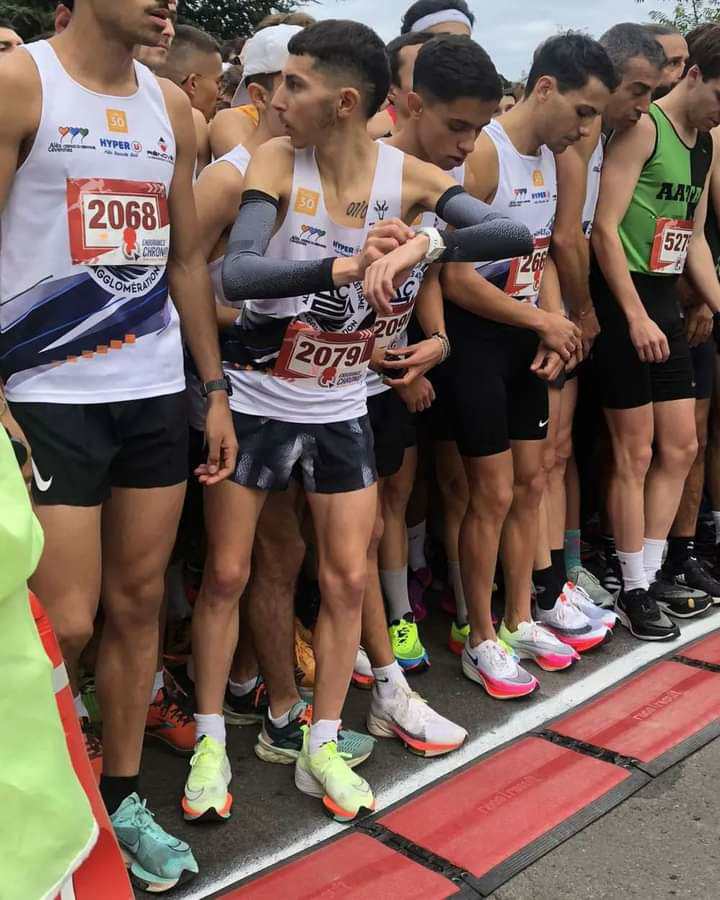 Ludovic Delpuech sur la ligne de départ entouré de coureurs, dossard 2079