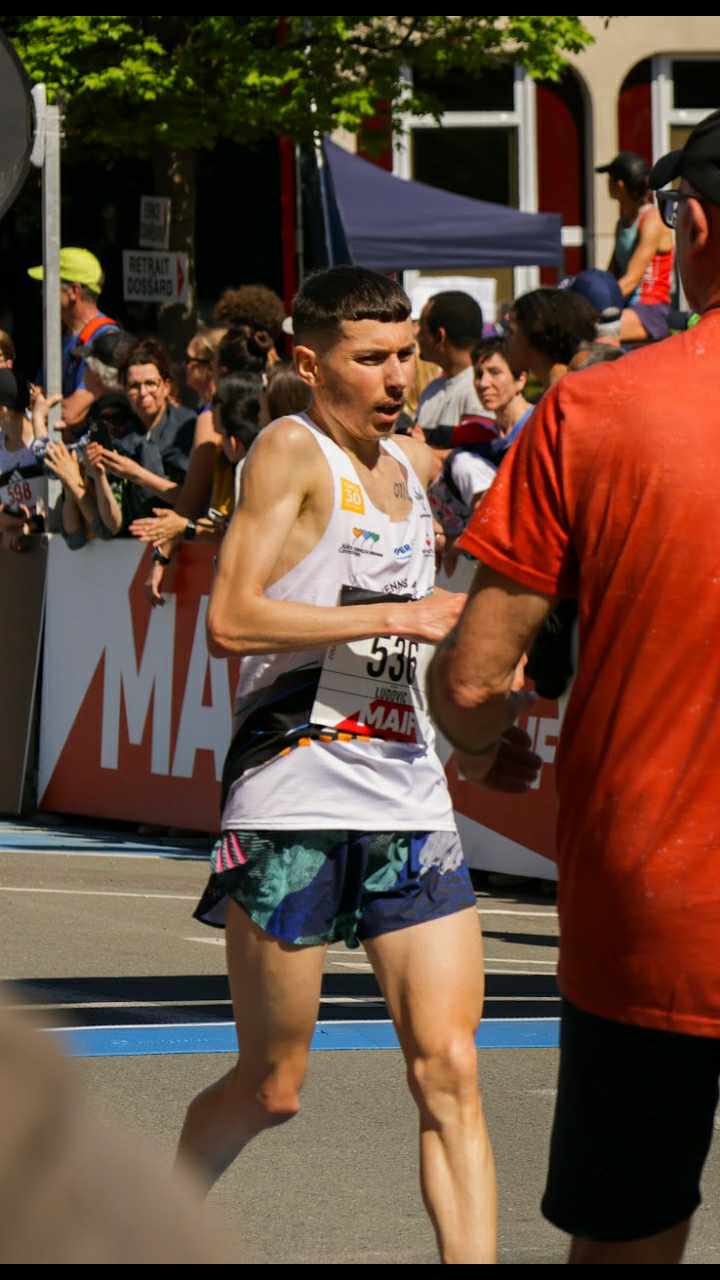 Ludovic Delpuech sous les encouragements du public en marathon, dossard 536
