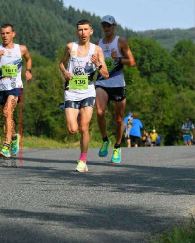 Ludovic Delpuech en peloton sur route de montagne, dossard 136